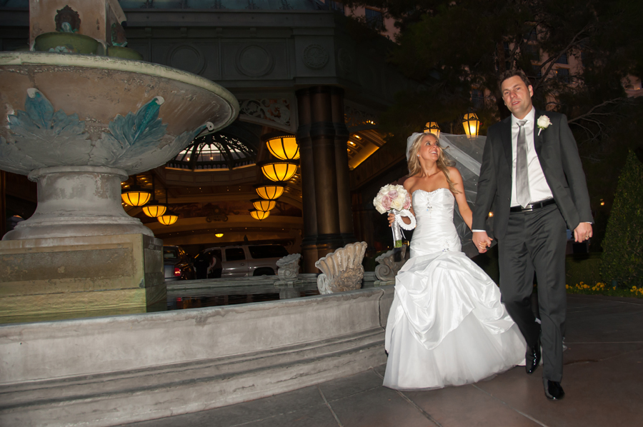 Vegas limo photo tour couple walking by bellagio fountain - 133 - Vegas Photo Tour -