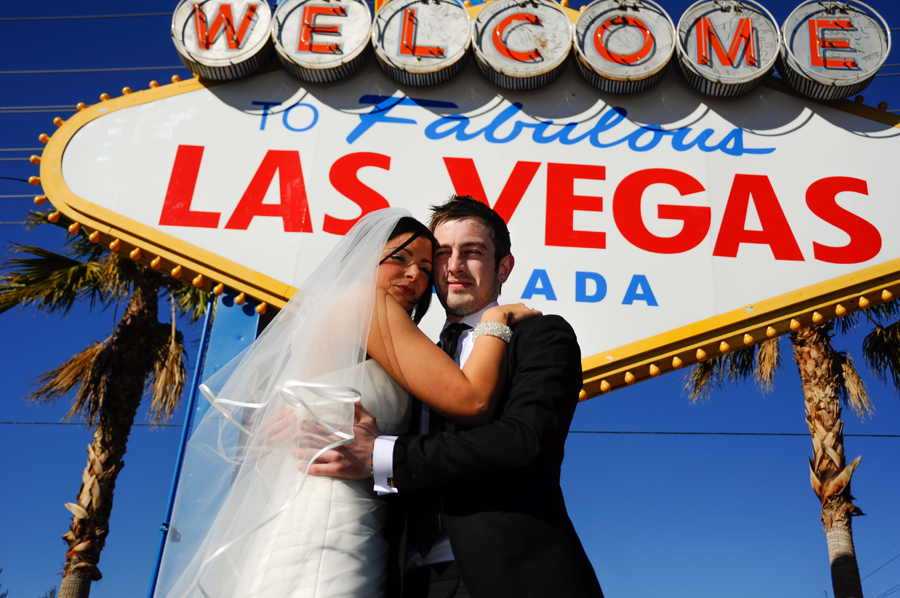 Vegas Limo Photo tour couple in front of welcome to vegas sign - 287 - Vegas Photo Tour -