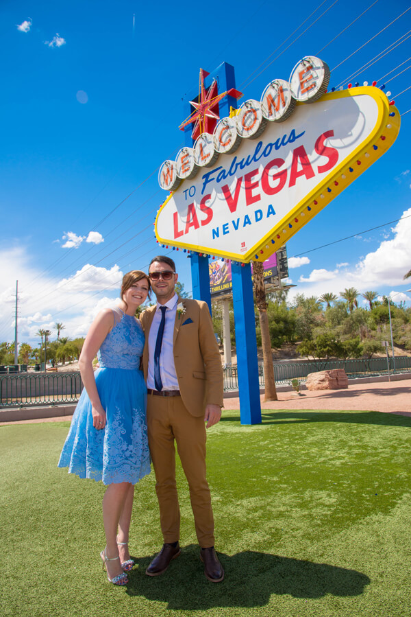 vegas limo photo tour couple vegas sign - 137 - Vegas Photo Tour -
